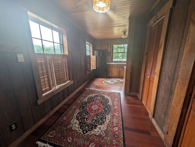 Building Photo - Charming Raindrop Hill Farmhouse on Gibson Lane - All Utilities Included