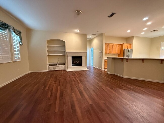 Building Photo - Heritage Lakeside 55+ Active Community!