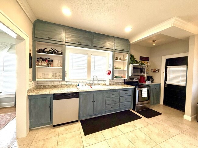 Building Photo - Furnished Short Term Rental