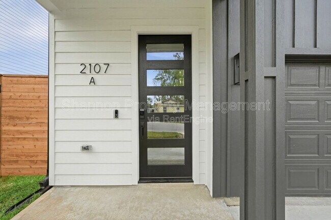 Building Photo - 2107 Esther Dr