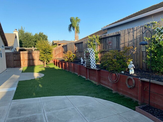 Building Photo - INCREDIBLY RARE & IMMACULATE 4 BEDROOM SIN...