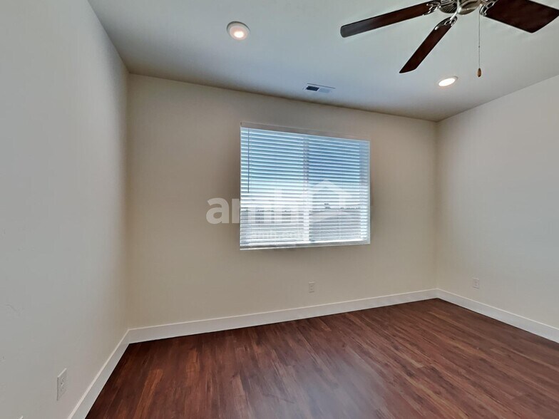 Building Photo - 1437 N Alderleaf Ave