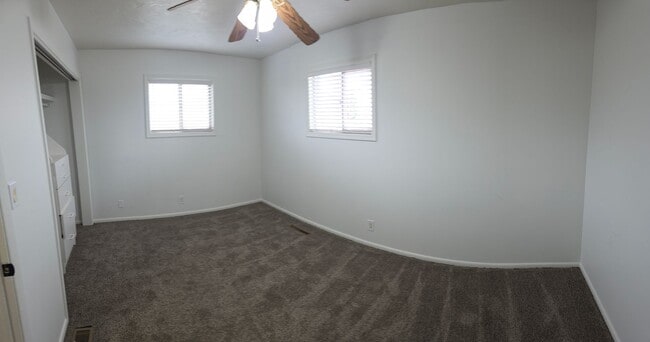 Building Photo - LEASE TAKEOVER: 3 bed, 2 bath Single Family home out by Hibbard