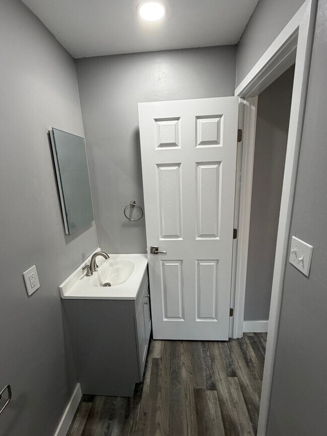 Building Photo - Newley Remodeled 3 BD 2 BA house with Big lot in SW Bakersfield