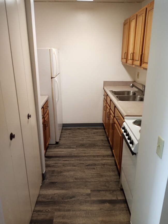 Kitchen - Capitol Plaza Apartments