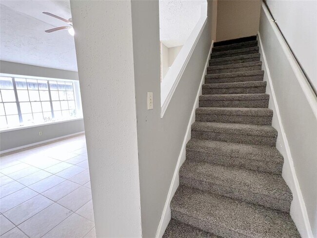 Building Photo - 2033 Sandy Knoll Dr