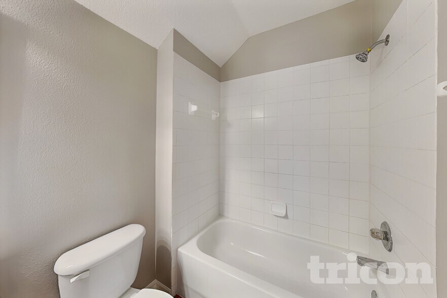 Building Photo - 10211 Summerview Cir