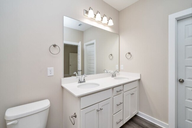 Building Photo - Gorgeous 3BR Home – Fresh Renovation with Appliances Included!