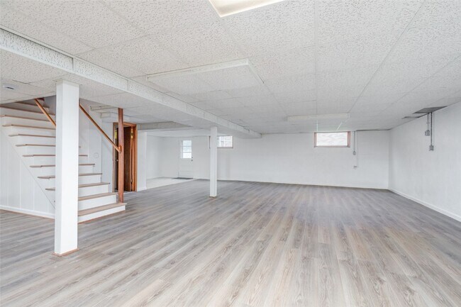 Building Photo - 9715 Grantview Dr