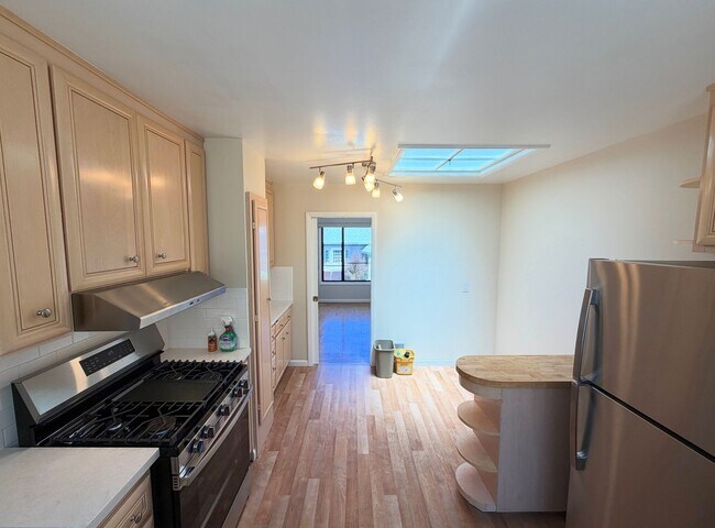 Building Photo - UPDATED HUGE SUNNY 2250sf 3BR+Den/1+2Half BA 2250sf Sunset/UCSF Home VIEWS AVAILABLE NOW