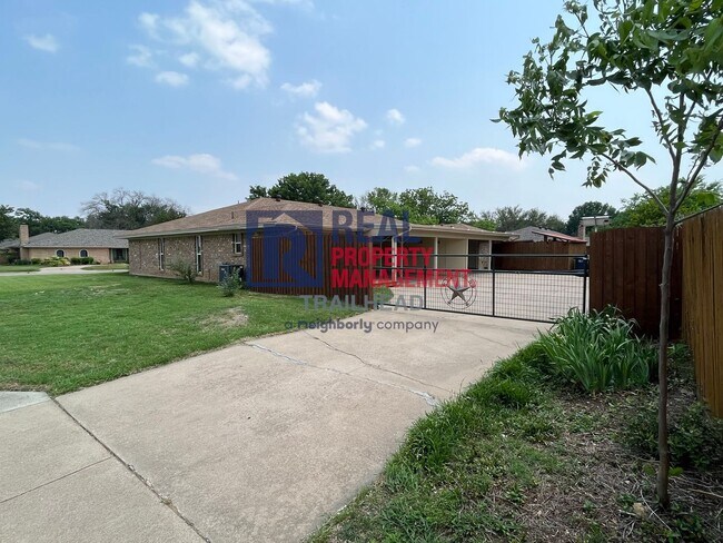 Building Photo - 6400 Espana Dr