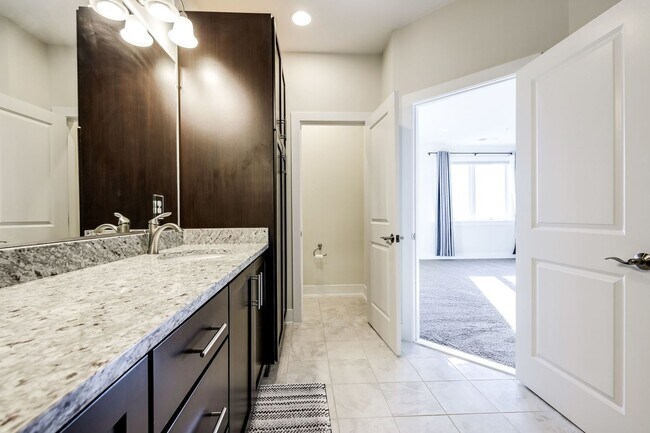 Building Photo - Updated 3br/2.5ba Condo Townhome Alexandria Walk to Metro