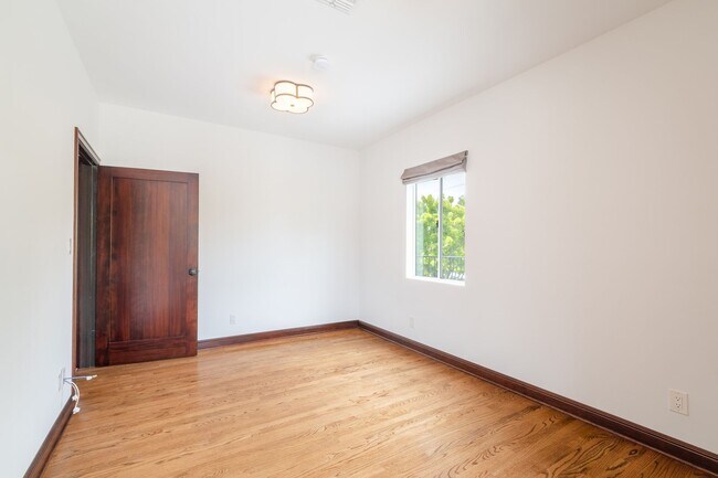Building Photo - 6 Bed 5 Bath House with Fully Converted Co...