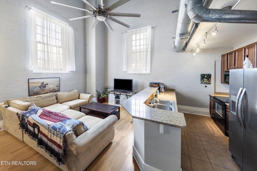 Building Photo - 130 E Glenwood Ave