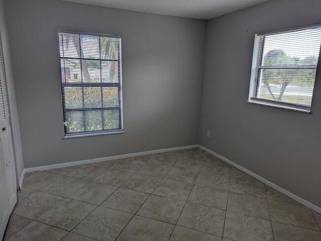 Building Photo - 554 SW Lakehurst Dr