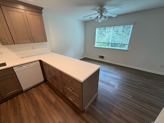 Building Photo - Charming Condo Located in the Highly Desirable Mountain Park Neighborhood of Lake Oswego.