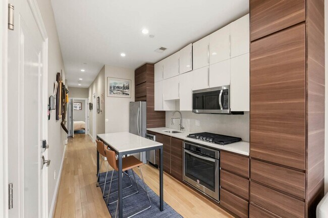 Building Photo - Mt Vernon Square Penthouse Condo