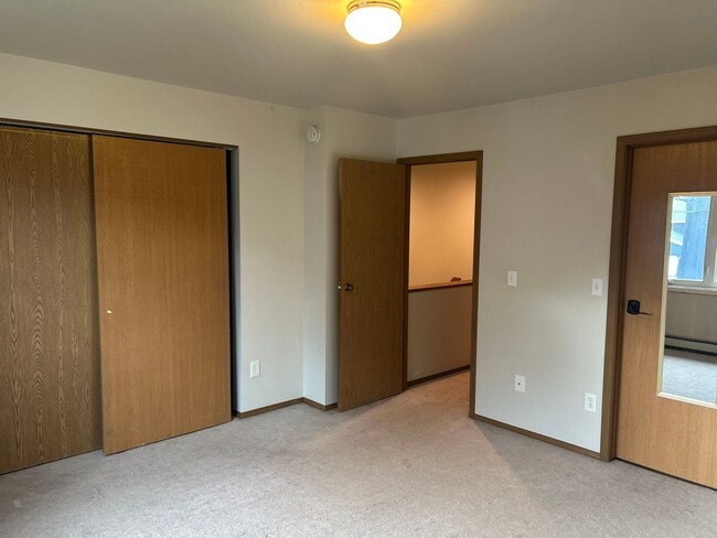 Building Photo - Century 21 Gold Rush - 2 bed, 1.5 bath (Fa...
