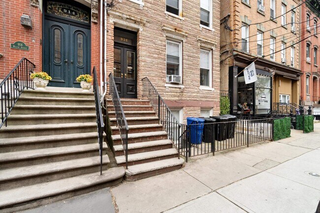 Building Photo - 916 Willow Ave