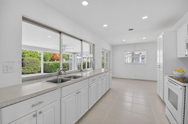 Building Photo - 1345 SW 9th Ave