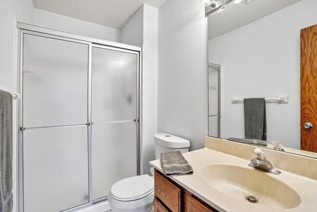 Building Photo - 18669 Clear View Ct