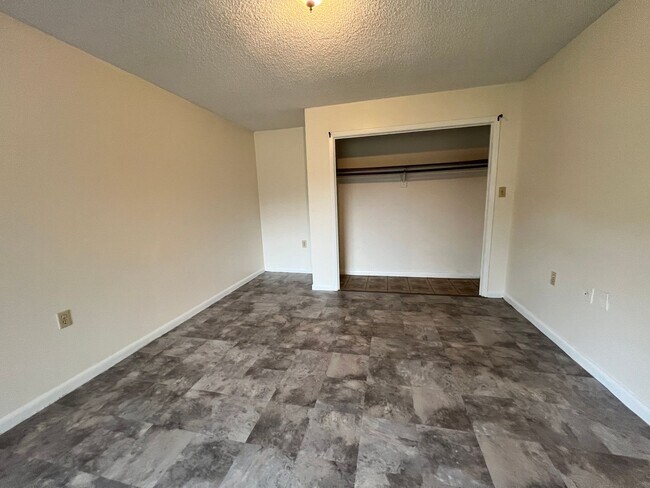 Building Photo - 4608-4610 Sandy Lane