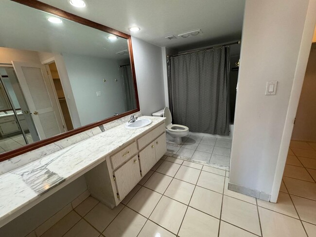 Building Photo - 2 Bed 2 Bath Condo Just Steps From The Oce...