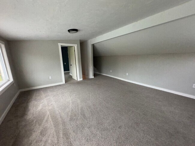 Building Photo - Columbus Riverfront Living: Enjoy the Beau...