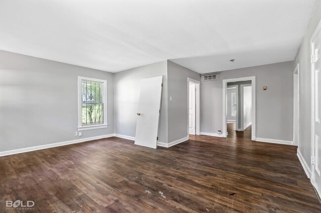 Building Photo - 4 BEDROOM 2 BATH