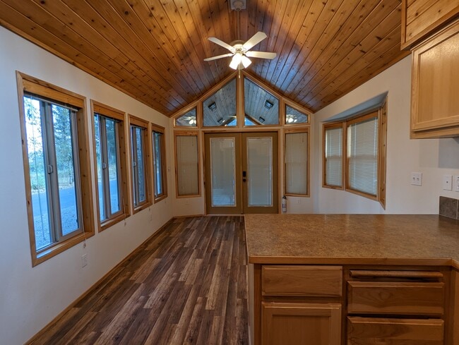 Building Photo - Private 1 bed/1 bath Cabin in gated resort with view of Rainier