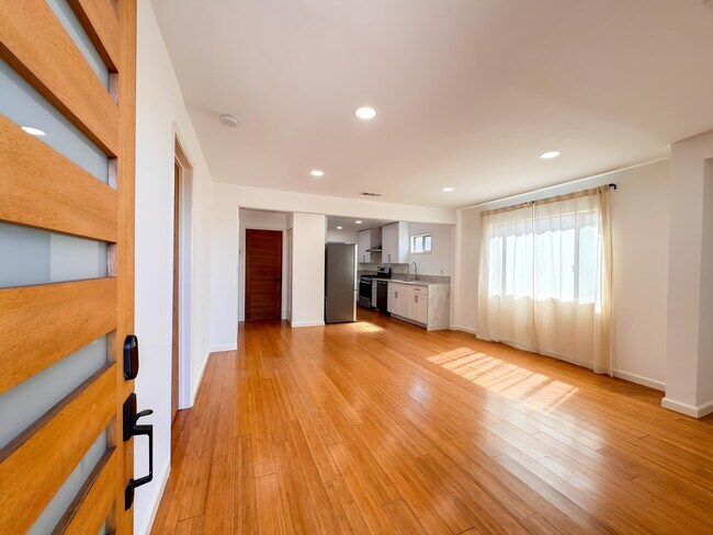 Building Photo - 958 Camulos St