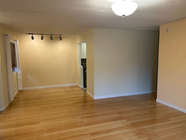 Building Photo - Spacious Mt. Park Lake Oswego Condo - Larg...