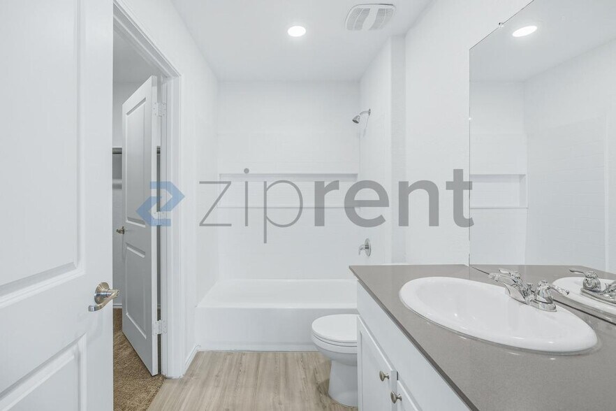 Building Photo - 10106 Ana Hts