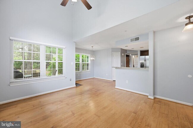 Building Photo - 933 Hillside Lake Terrace