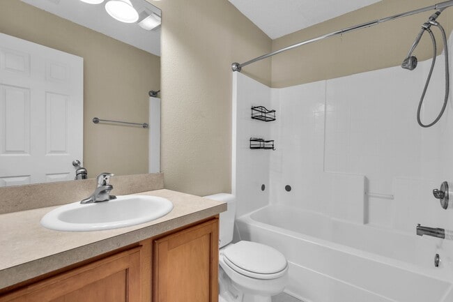 Building Photo - Charming 3-Bed Townhome in Prime Richmond Hill Location!