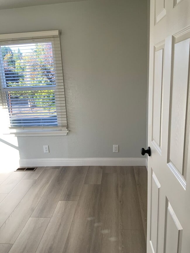 Building Photo - Beautifully remodeled 3 bedroom 2 bath Pin...