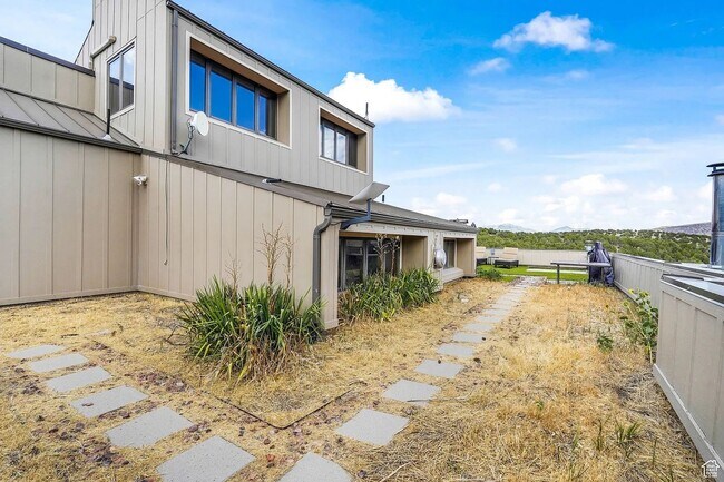 Building Photo - Scenic Mountain View Rental Minutes from Shopping & Trails!