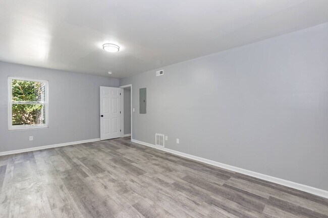 Building Photo - Four Bedroom Home!