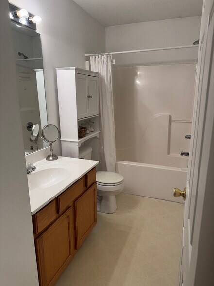 Building Photo - 1080 Willowdale Rd