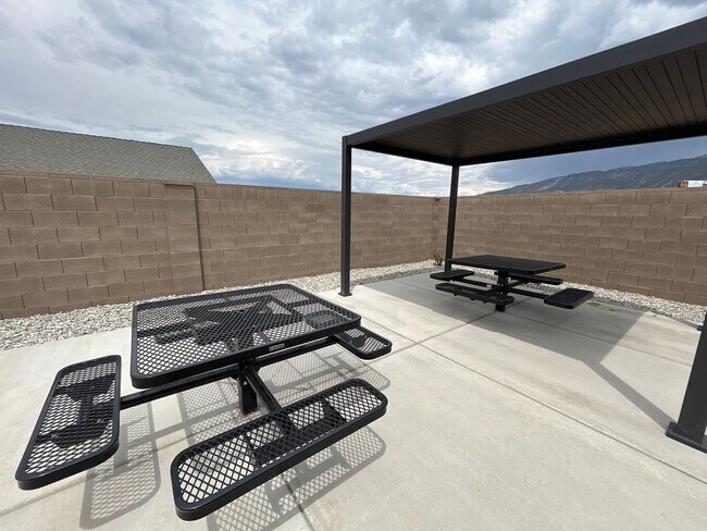 Building Photo - Beautiful Townhome!