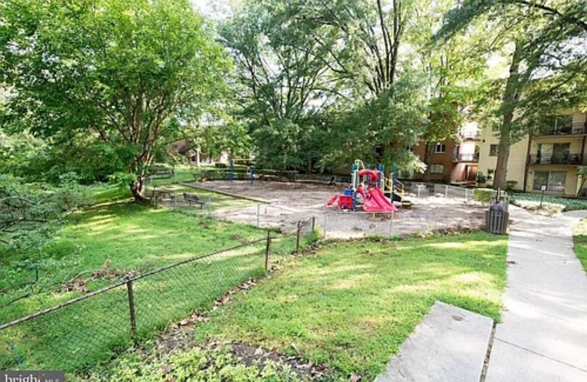 Building Photo - 10506 Weymouth St