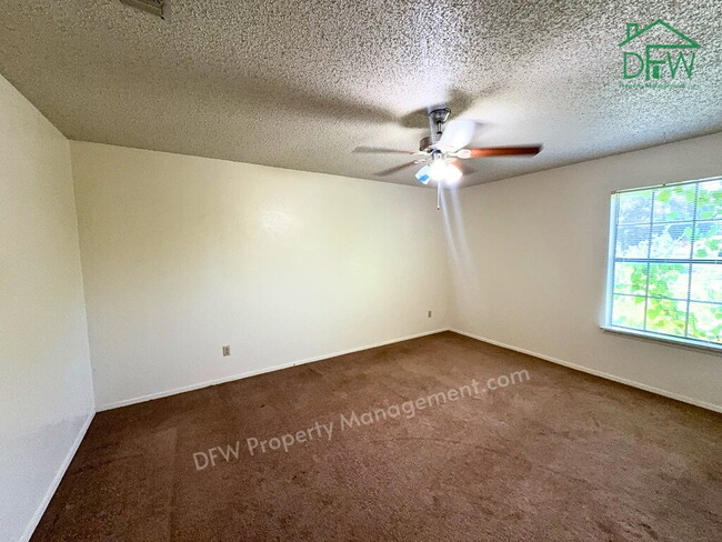 Building Photo - Spacious 3-Bed / 2-Bath Home with Large Fenced Backyard in Quiet Benbrook Neighborhood