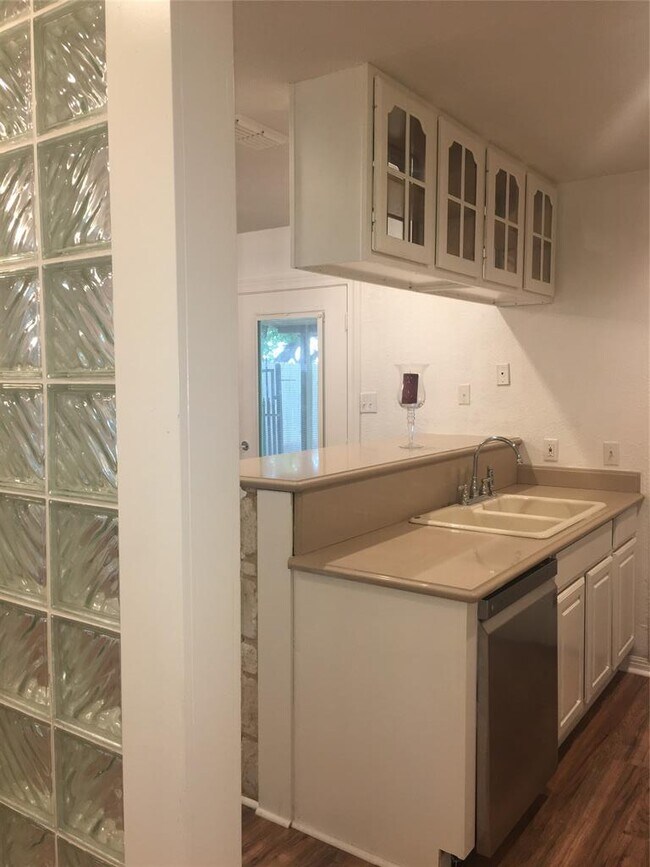 Building Photo - 6804 Suena Dr