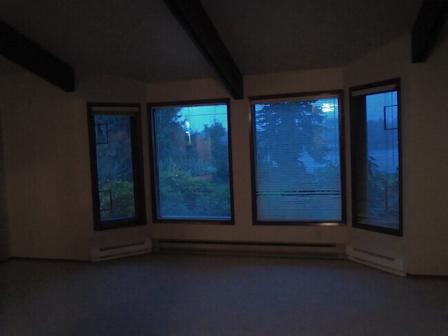 Building Photo - Large Shop Perfect for a home based business, plus 136 feet of waterfront.