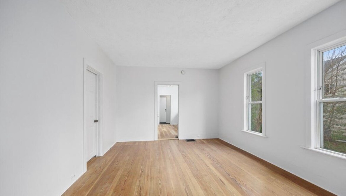 Building Photo - 911 Zeeland Ct NE