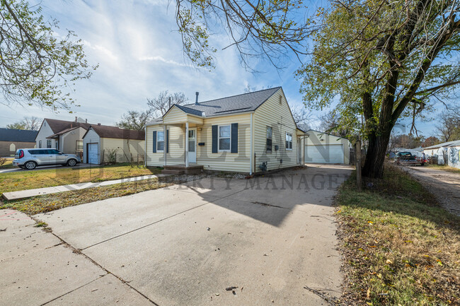 Building Photo - 1047 S Glenn St