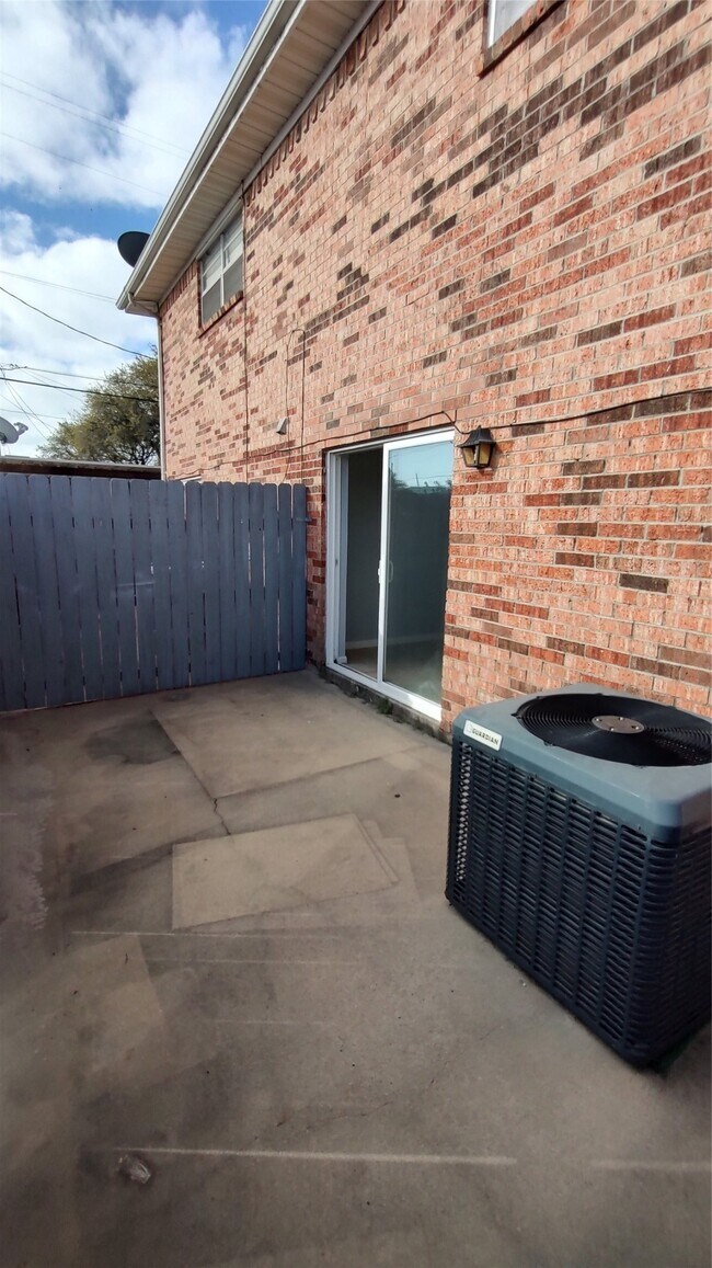 Building Photo - 4513 1/2 Bernardo De Galvez Ave