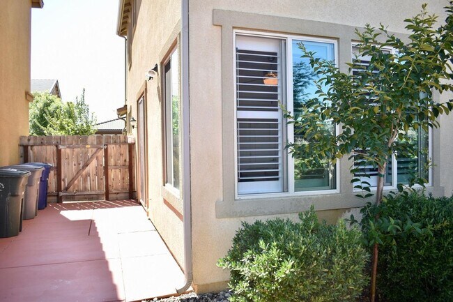 Building Photo - Stunning 3-Bedroom, 2.5-Bathroom Home for ...