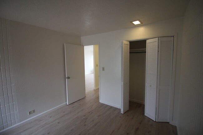 Building Photo - 2 bed, 1 bath, 1 parking Unit available in...
