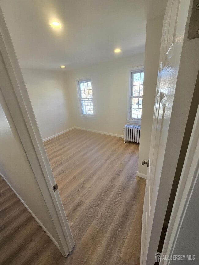 Building Photo - 635 Linden Ave